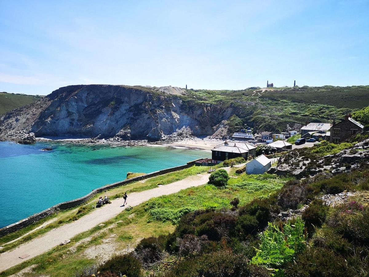 Howlyek, In St Agnes Village Esterno foto
